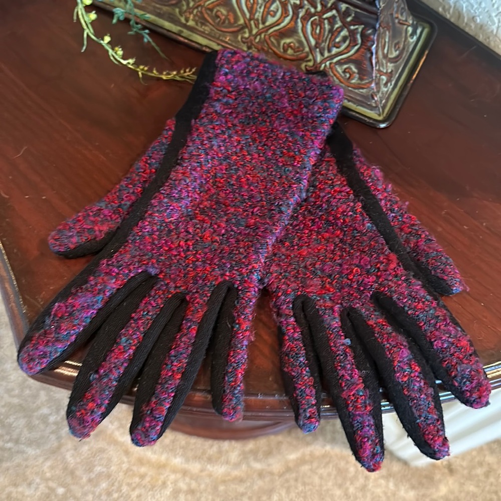 Neiman Marcus Boucle Knit Gloves